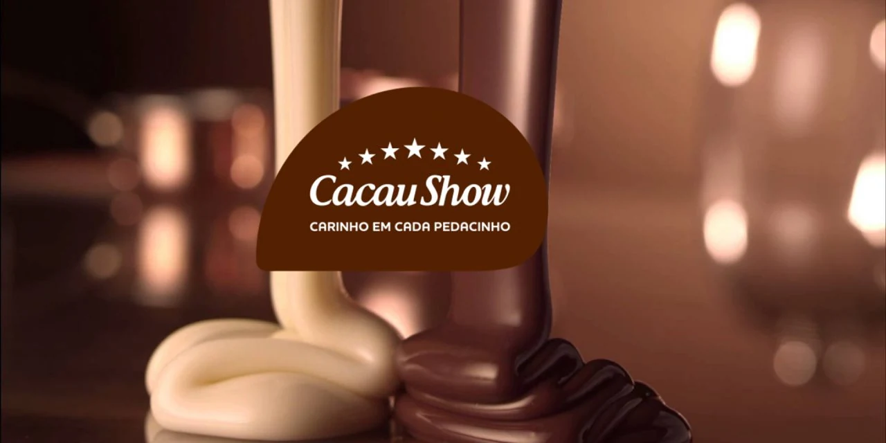 Seleção de chocolates Cacau Show em composição de tons quentes