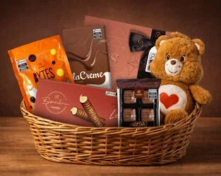 Cesta de presentes Cacau Show com chocolates e pelúcia