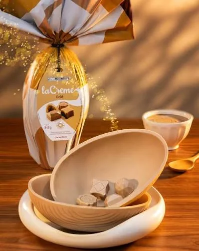 Ovo de chocolate laCreme Gold e itens para servir