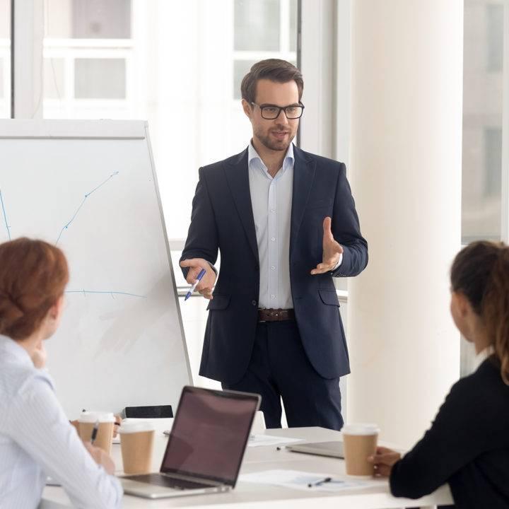 Profissionais em uma conversa comercial consultiva