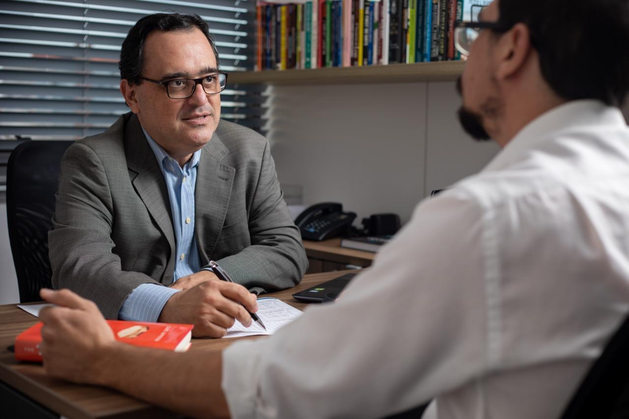 Equipe empresarial reunida para uma decisão B2B