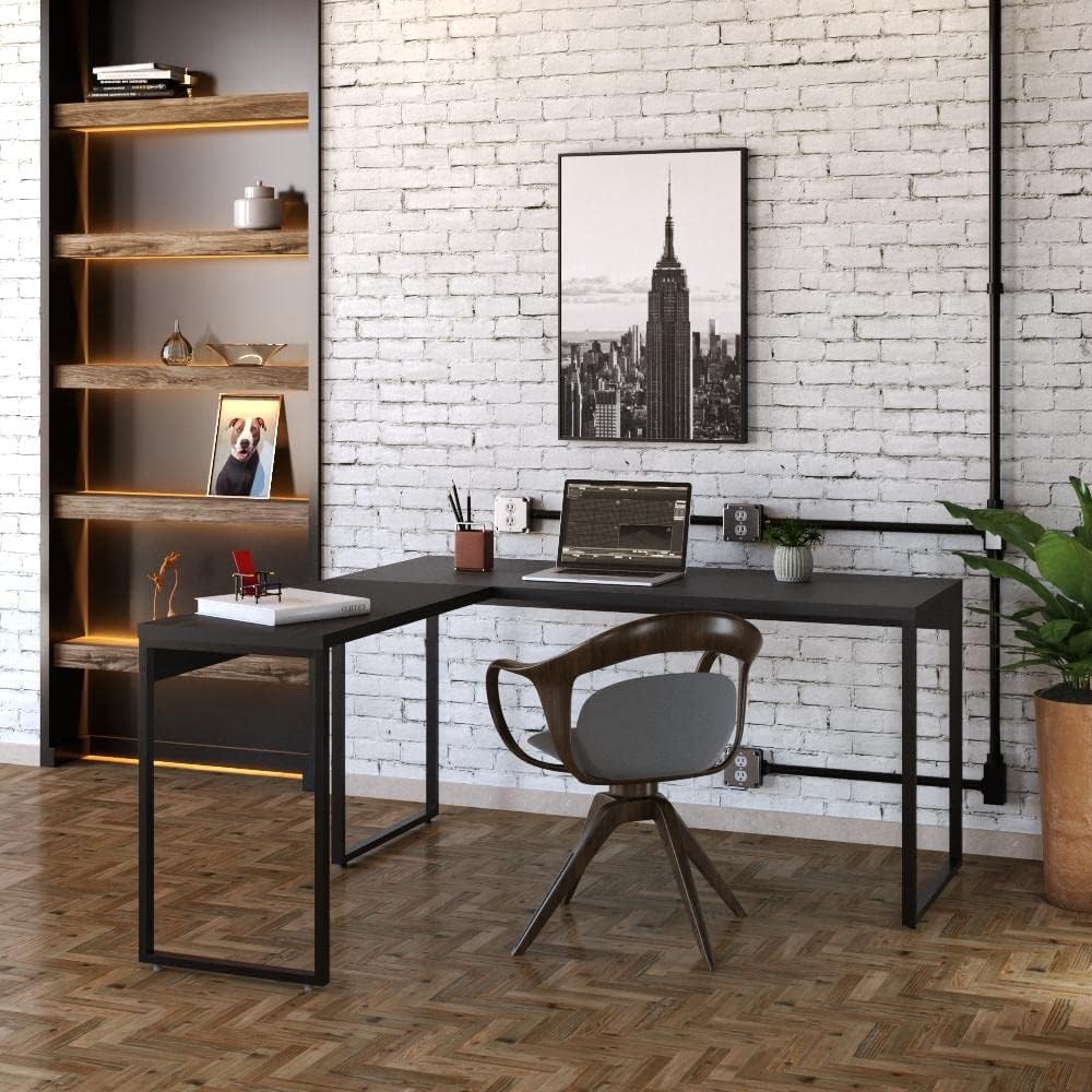 Mesa Kuadra Office com tampo de madeira e estrutura metálica