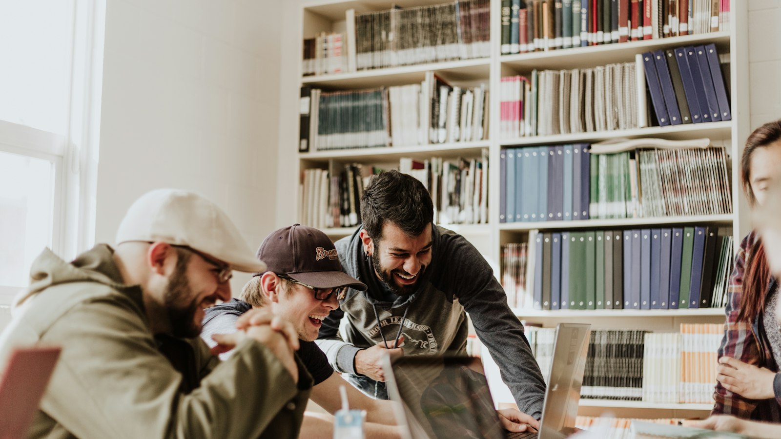 Estudantes reunidos em torno de um notebook